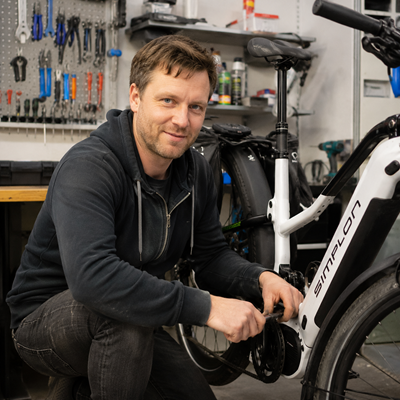 Matthias Werner bei Arbeiten an einem E-Bike